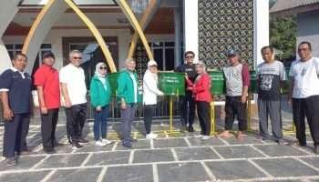 PT Timah Serahkan Puluhan Tong Sampah untuk Warga Teluk Rubiah