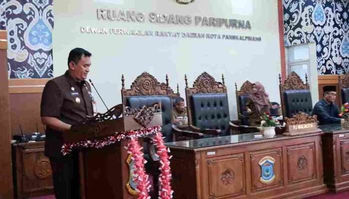 Budi Utama Beri Tanggapan Pandangan Umum Fraksi Terkait Tiga Raperda