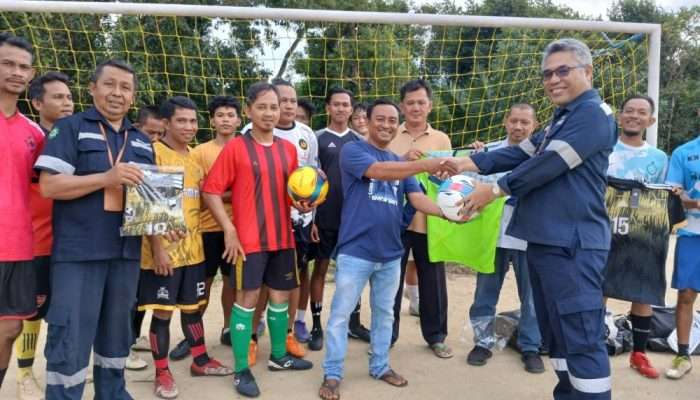 PT Timah Serahkan Bantuan Peralatan Olahraga untuk Tim Sepakbola ASPAJA