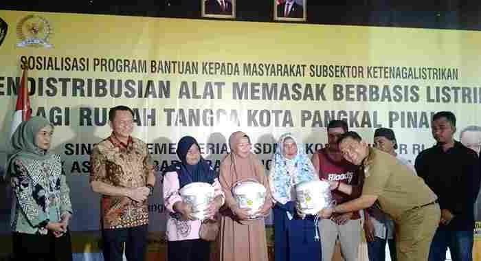 Budi Utama dan Bambang Patijaya Salurkan Bantuan Alat Masak Berbasis Listrik ke Masyarakat
