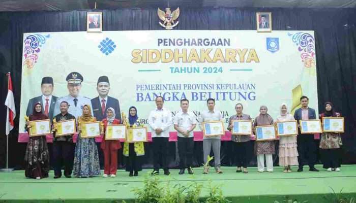 Penjabat Gubernur Babel Serahkan Penghargaan Siddhakarya 2024