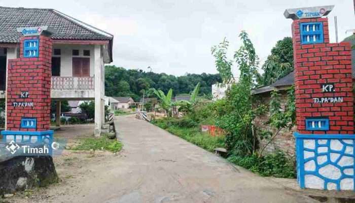 PT Timah Bangun Gapura untuk Warga Tanjung Pakdan