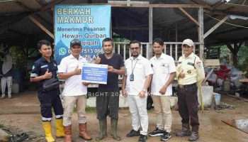 PT Timah Bantu Pembuatan Kandang Ternak Kelompok Tani Berkah Makmur Desa Sekar Biru Parit Tiga