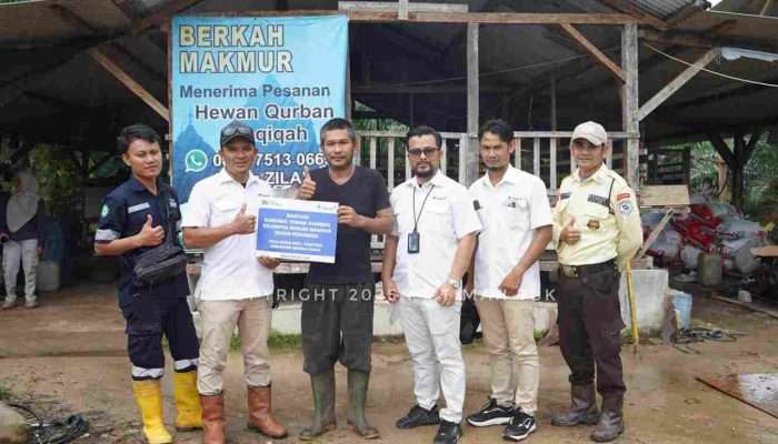 PT Timah Bantu Pembuatan Kandang Ternak Kelompok Tani Berkah Makmur Desa Sekar Biru Parit Tiga