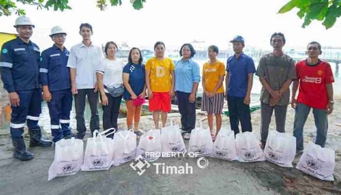 PT Timah Serahkan Bantuan Paket Sembako untuk Warga Terdampak Banjir di Desa Lumut