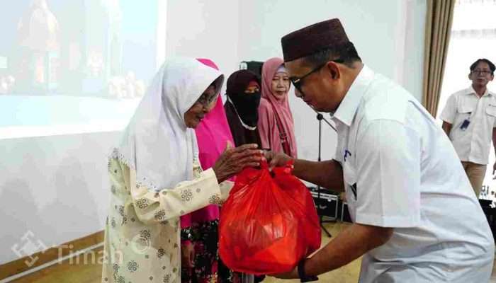 PT Timah Bagikan Ratusan Paket Sembako dan Takjil Bagi Masyarakat di Kabupaten Bangka