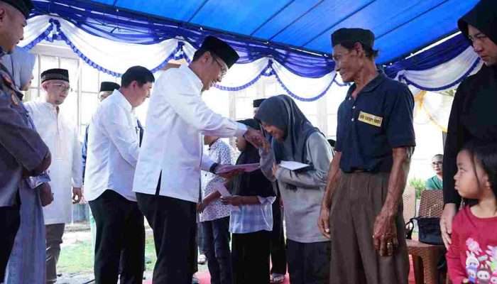 Penjabat Gubernur Babel Santuni Anak Yatim di Belitung Timur