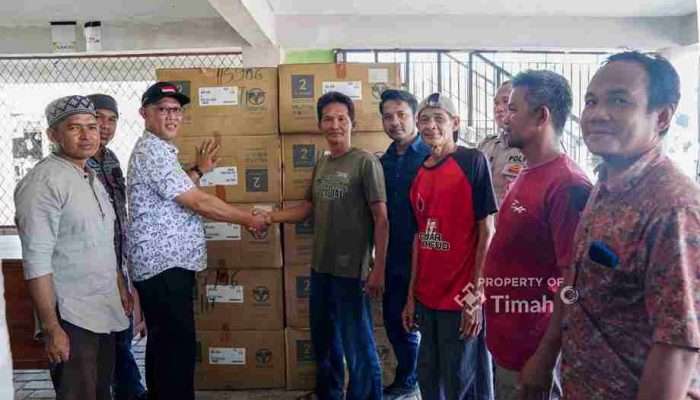 PT Timah Serahkan Mesin Tempel untuk Kelompok Nelayan di Dusun Tanah Merah