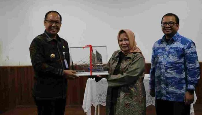 Sugito Serahkan Miniatur Kapal Tradisional Bangka Belitung