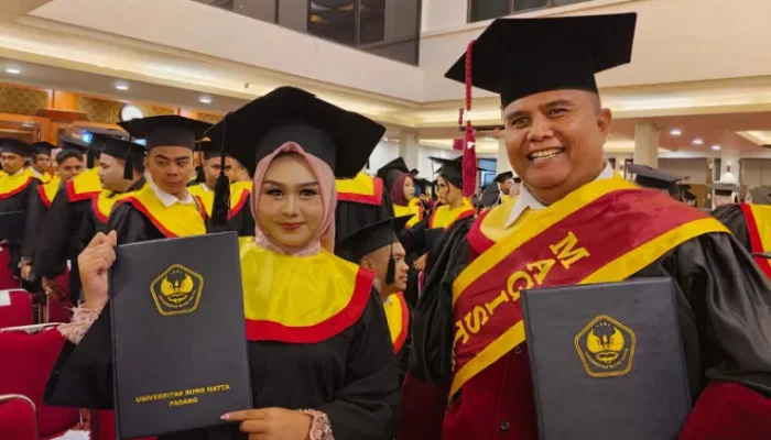 Momen Langka di Wisuda UBH Padang, Ayah dan Anak Raih Gelar Bersama