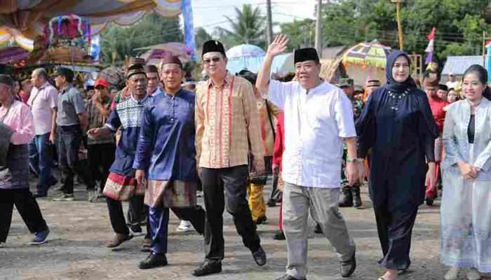 Gubernur Hidayat Arsani Hadiri Pesta Adat Suku Ketapik di Desa Kacung