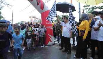 Gubernur Hidayat Arsani Meriahkan Pasir Padi Beach Festival 2025