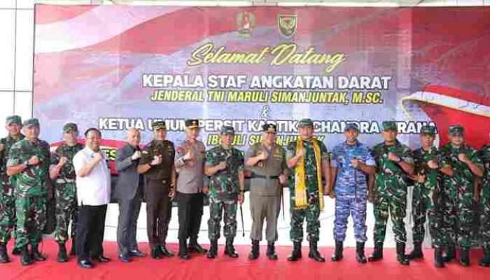 Kasad Maruli Simanjuntak Disambut Hangat Gubernur Hidayat Arsani