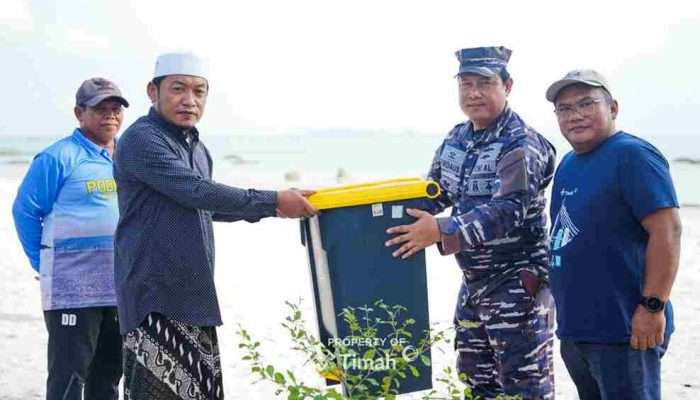 PT Timah Serahkan Bantuan Alat Kebersihan untuk Pokdarwis Lingkungan Rambak 