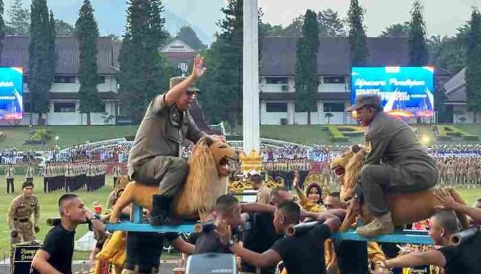 Retret Selesai, Gubernur Babel Terima Tanda Alumni Kehormatan