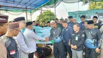 Unu Ibnudin Serahkan Bantuan Sapi Kurban Presiden ke Masjid Kubah Timah