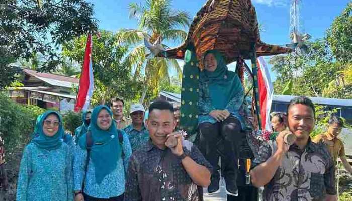 Tradisi Arak Arakan Tandu Desa Suak Gual Sambut Tim Penilai HKG PKK