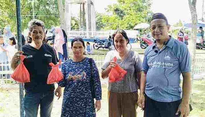 PT Timah Bagikan Daging Kurban Bagi Warga Kesatuan Islam Tionghoa dan Petugas Kebersihan