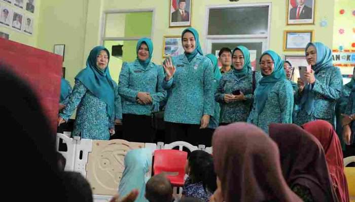 Ketua TP PKK Noni Hidayat Tinjau Penilaian Lomba HKG