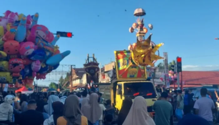 Ribuan Masyarakat Saksikan Tabuik Naiak Pangkek