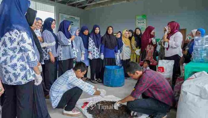 PT Timah Latih Ibu-ibu Sungailiat Olah Sampah Jadi Kompos Bernilai Ekonomis