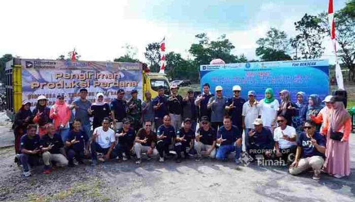 PT Timah Gelar Gotong Royong Hingga Serahkan Bantuan Meriahkan Program HARI-CERDAS