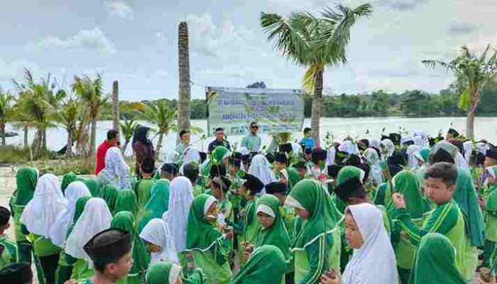 Edukasi Pelajar Jaga Ekosistem, PT Timah Tbk Libatkan Pelajar MIN 1 Bangka Tanam Mangrove