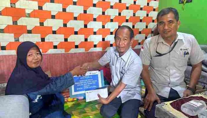 PT Timah Serahkan Bantuan untuk Ringankan Biaya Pengobatan Warga Pemali 