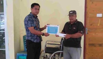 PT Timah Tbk Serahkan Bantuan Biaya Pengobatan untuk Masyarakat Karimun