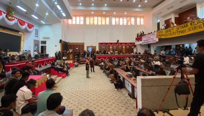 Ratusan Warga dan Nelayan se-Pulau Bangka Gelar Aksi Damai di DPRD Babel