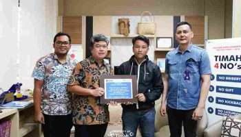 PT Timah Bantu Biaya Pengobatan Ropianti Korban Salah Sasaran Penyiraman Air Keras