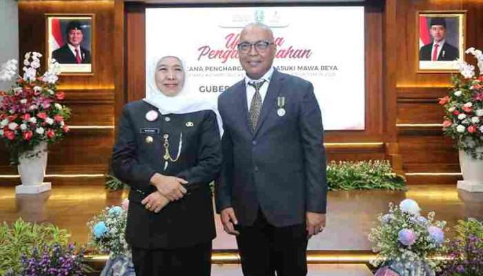 Ketua Umum PWI Pusat Terima Lencana Kehormatan “Jer Basuki Mawa Beya” dari Gubernur Jatim