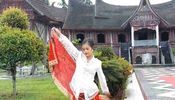 Siswi SLB C Payakumbuh Juara 2 Fashion Show FLS3N Tingkat Nasional