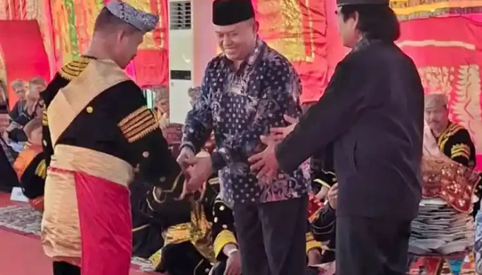 Gubernur Sumbar Apresiasi Pengukuhan Fauzi Bahar sebagai Penghulu Suku Koto