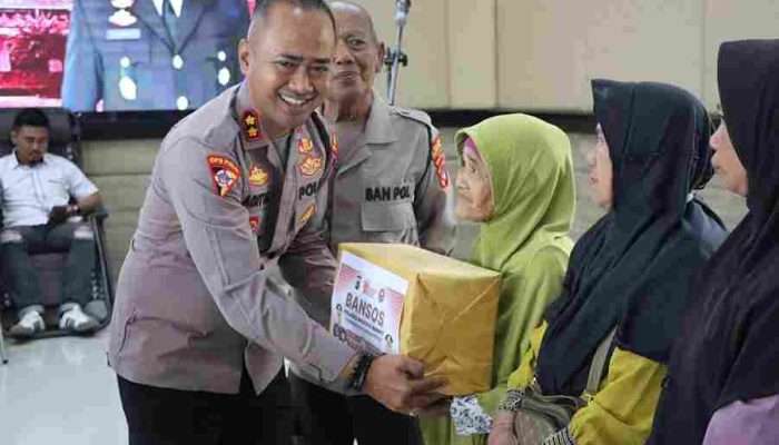 Polres Bangka Barat Bantu Masyarakat Kurang Mampu