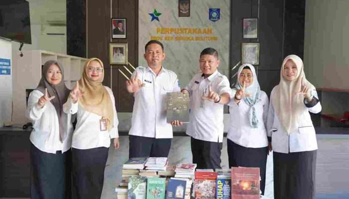 Sekretariat DPRD Babel Hibahkan Ratusan Buku ke Perpustakaan Daerah