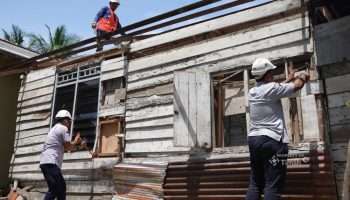 Rumah Hampir Roboh, PT Timah Tbk Bangun Rumah Tinggal Layak Huni untuk Aling