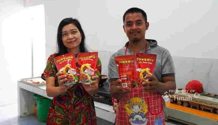 PT Timah Bantu Pelaku UMKM Camilan Kulit Ayam ‘Tukenia’ Kembangkan Usaha