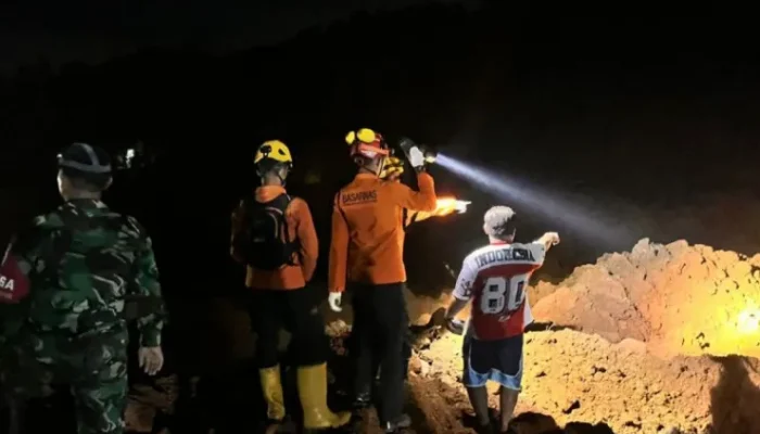 Puluhan Orang Dilaporkan Tertimbun Longsor di Cilacap
