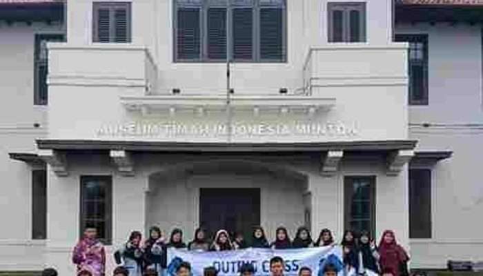 Siswa SMP Islam SMART Belajar Sejarah Pertimahan di Museum Timah Mentok