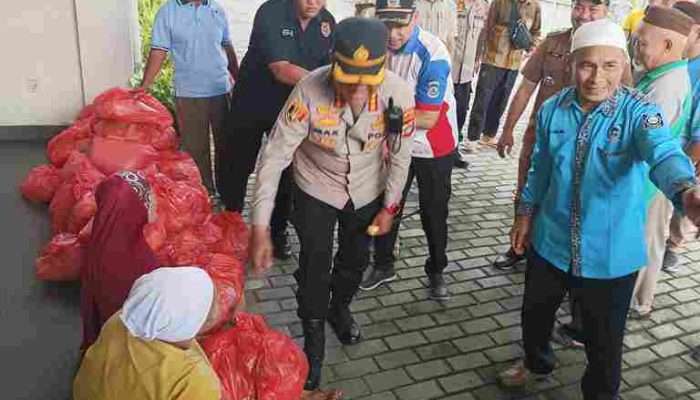 Kombes Pol Max Mariners Bagikan 90 Paket Sembako untuk Warga Gajah Mada