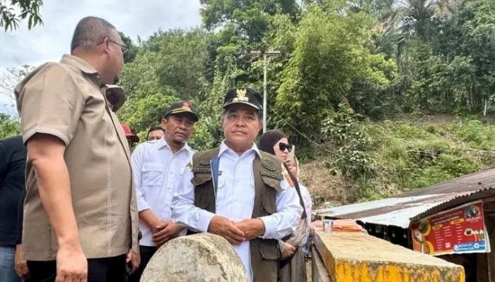Andre Rosiade Gunakan Helikopter Temui Pengungsi dan Serahkan 5.000 Paket Bantuan untuk Korban Banjir di Agam