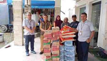 PT Timah Tbk Salurkan Bahan Pangan untuk Korban Banjir Rob Mentok