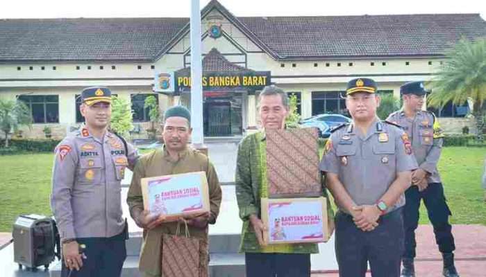 Kapolres Bangka Barat Beri Penghargaan kepada Warga Penemu Granat di Kampung Tanjung