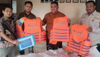 PT Timah Tbk Salurkan Puluhan Life Jacket Dukung Keselamatan Nelayan di Karimun