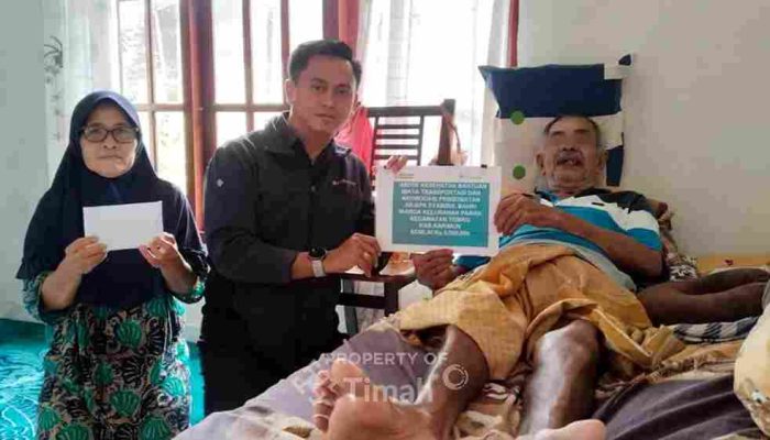 PT Timah Tbk Serahkan Bantuan Biaya Pengobatan Warga Desa Pamak
