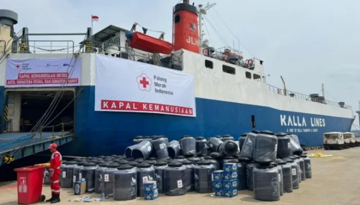 KM Kalla Lines Bawa Bantuan Kemanusiaan PMI ke Aceh, Sumut, dan Sumbar