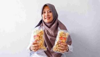 PT Timah Bantu Novika Kembangkan Usaha Kerupuk Kulit Sapi WanMiQ