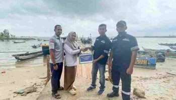 PT Timah Tbk Bantu Perbaikan Dermaga di Desa Air Lintang Kecamatan Tempilang