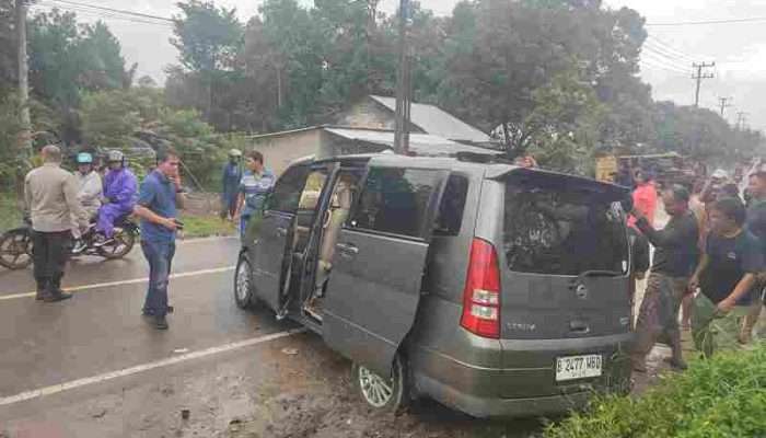 Nissan Kontra Mitsubishi di Desa Terentang, Satu Penumpang Tewas